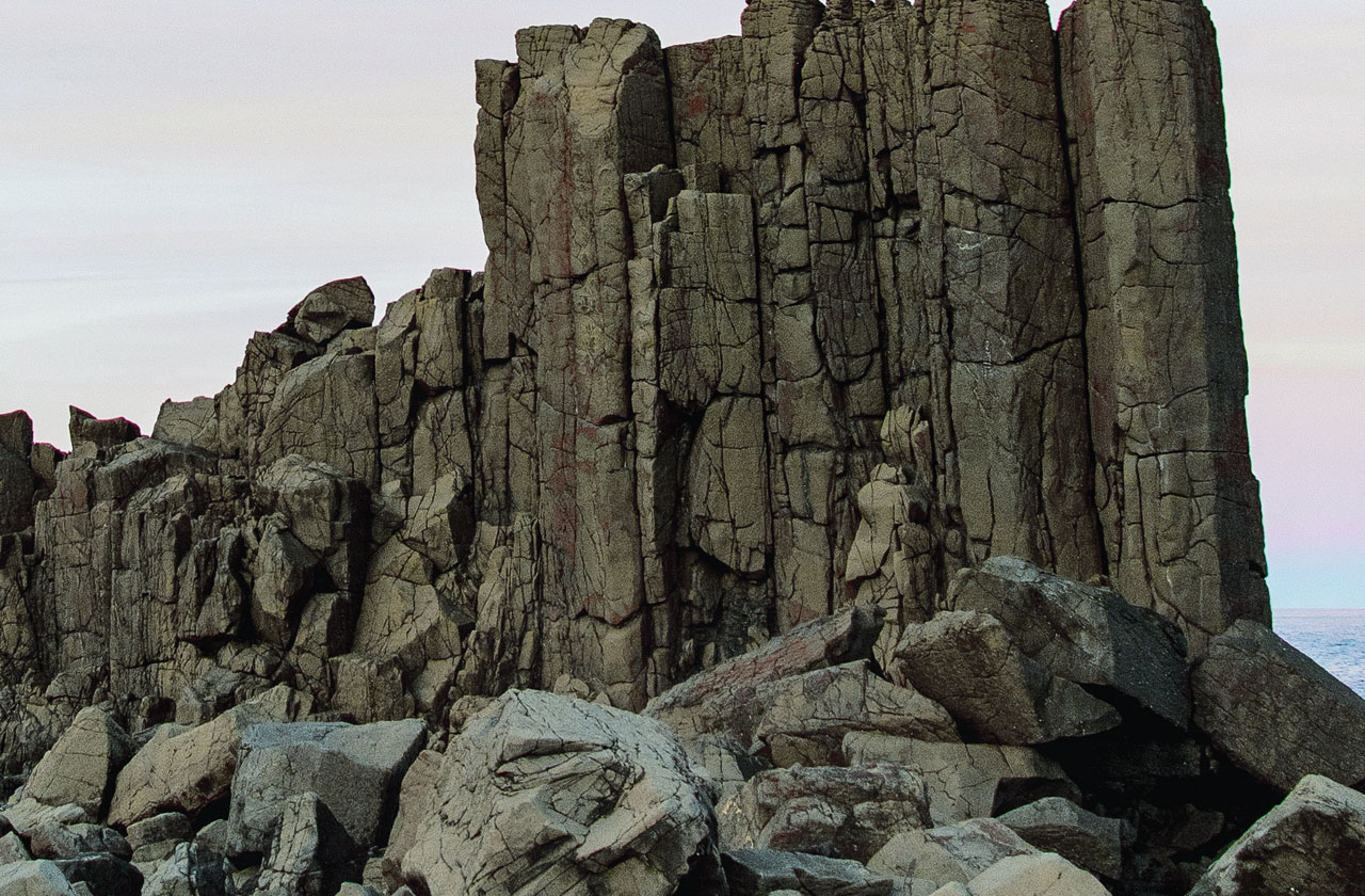 Basalt coloured rock formations. COLORBOND® steel Basalt® in a Matt finish