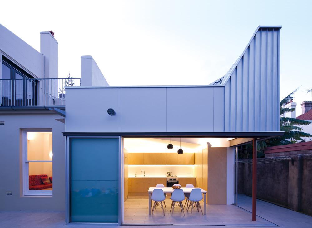 Home in Sydney, NSW. Clad in COLORBOND® steel Surfmist® in a LYSAGHT LONGLINE® profile. Welsh+Major Arhitect