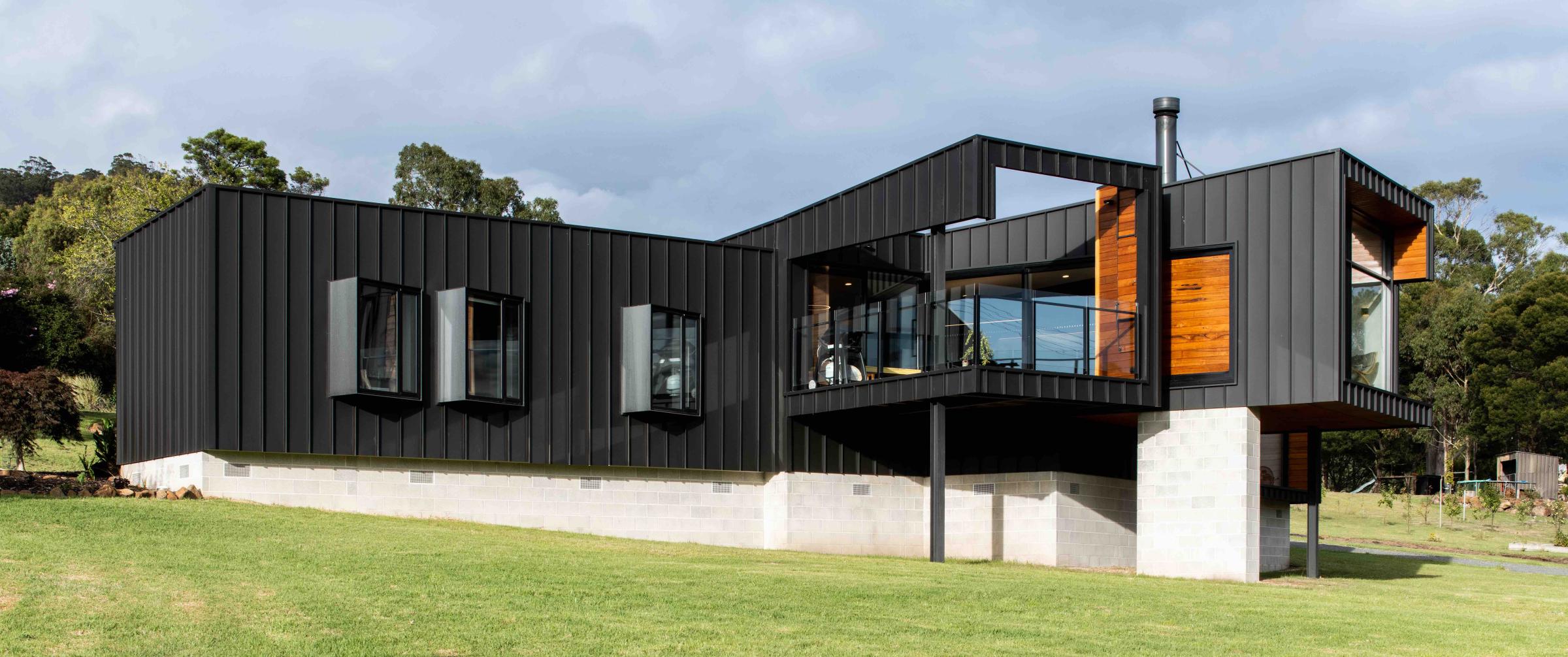 Jetty House' by Edwards + Simpson Architects. Cladding made from COLORBOND® steel in the colour Monument® Matt