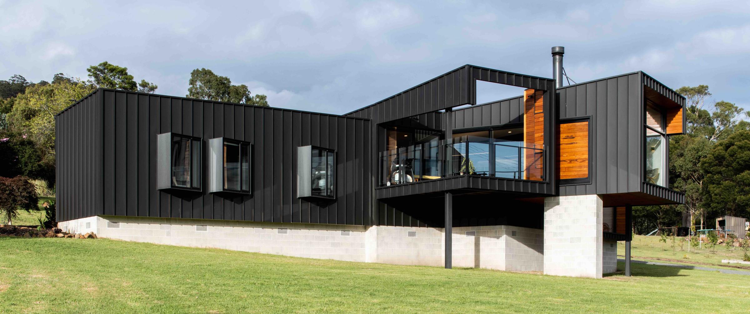 Jetty House' by Edwards + Simpson Architects. Cladding made from COLORBOND® steel in the colour Monument® Matt 