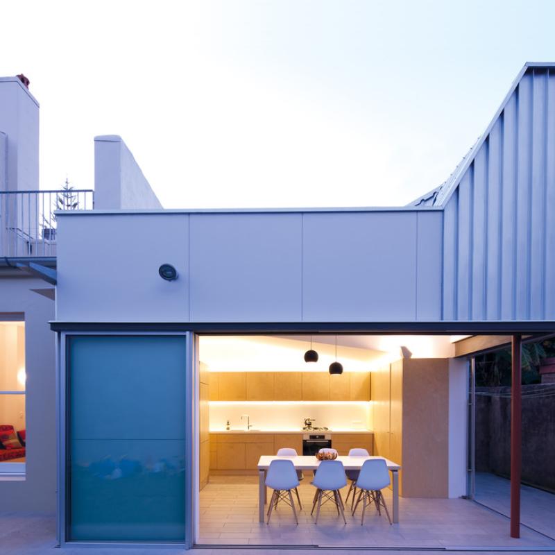 Home in Sydney, NSW. Clad in COLORBOND® steel Surfmist® in a LYSAGHT LONGLINE® profile. Welsh+Major Arhitect