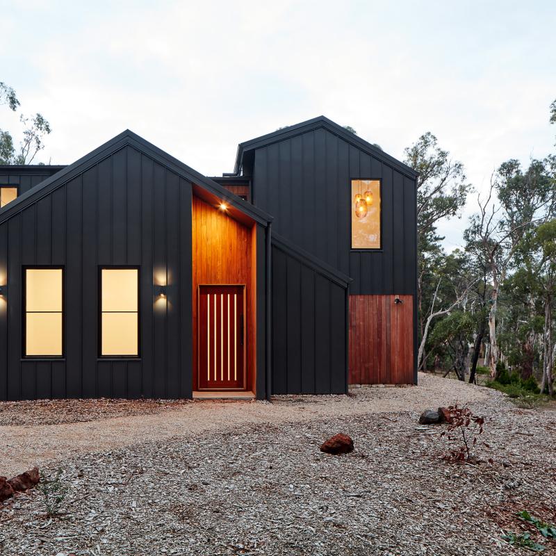 Double Happiness' by Glow Design Group. COLORBOND® steel Monument® Matt in the profiles LYSAGHT KLIP-LOK® (roofing) and LONGLINE 305® (cladding). Photo by: Jack Lovell. Designed by: Glow Design Group
