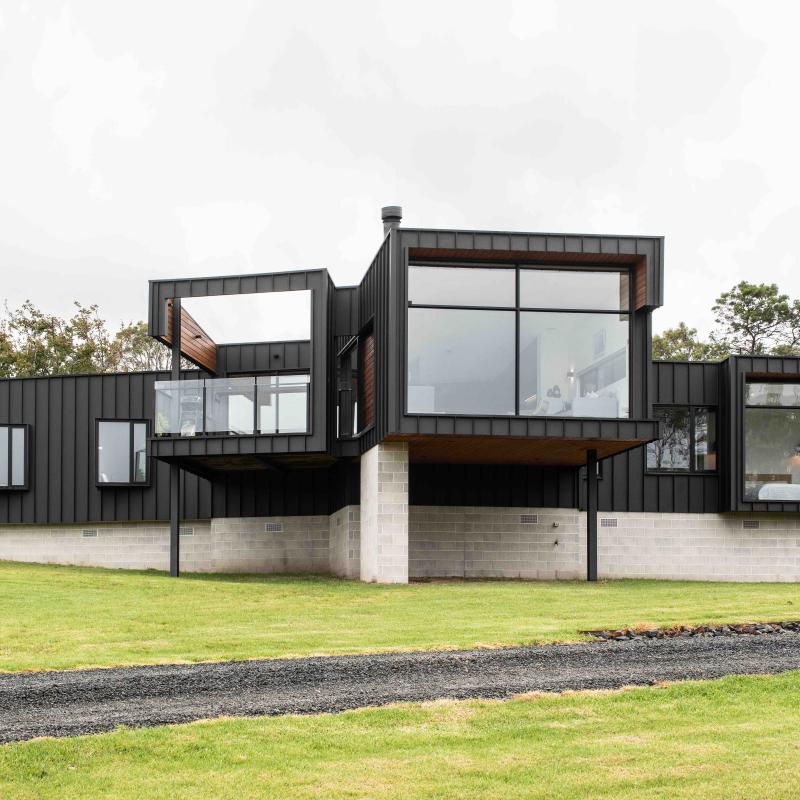 Jetty House' by Edwards + Simpson Architects. Cladding made from COLORBOND® steel in the colour Monument® Matt 