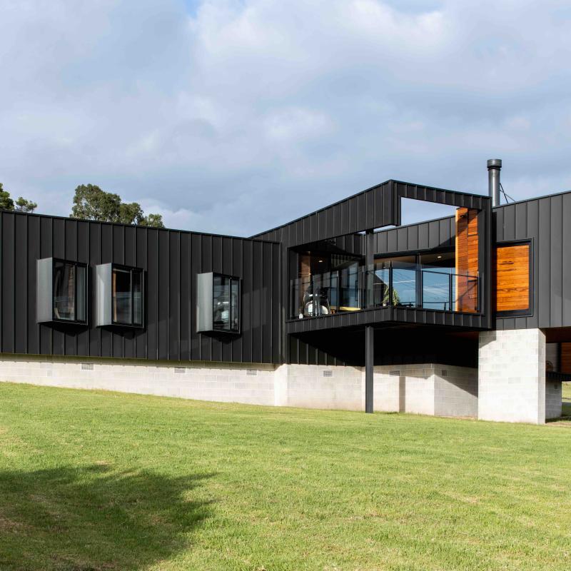 Jetty House' by Edwards + Simpson Architects. Cladding made from COLORBOND® steel in the colour Monument® Matt 