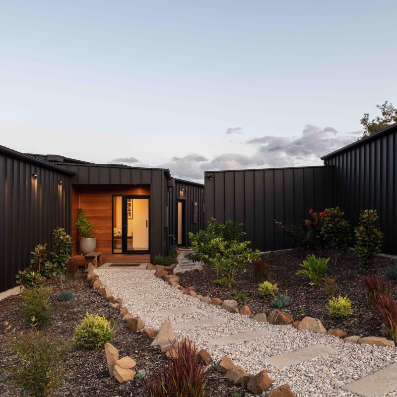 Jetty House' by Edwards + Simpson Architects. Cladding made from COLORBOND® steel in the colour Monument® Matt 