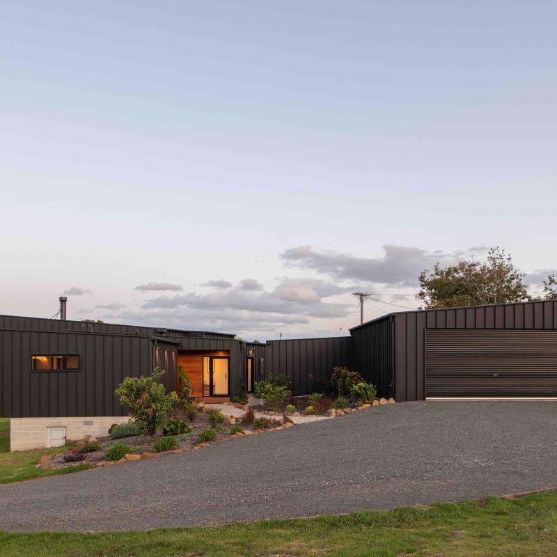 Jetty House' by Edwards + Simpson Architects. Cladding made from COLORBOND® steel in the colour Monument® Matt 