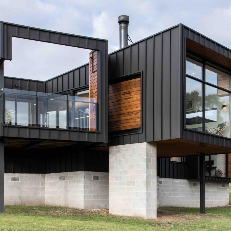 Jetty House' by Edwards + Simpson Architects. Cladding made from COLORBOND® steel in the colour Monument® Matt 