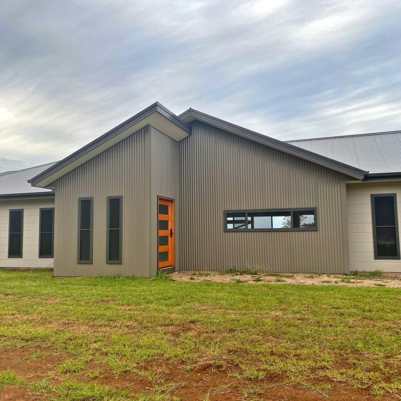 Stuart from Gunnedah, NSW loves COLORBOND® steel.  Walling made from COLORBOND® steel in colour Woodland Grey®, Dune® and Gully®