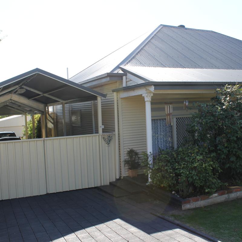 Anthony from Castlemaine, VIC loves COLORBOND® steel. Roofing, Guttering & Fascia, Garage Doors, Walling, Fencing, Sheds, Patio & Pergola made from COLORBOND® steel in colour Classic Cream™, Woodland Grey® and Basalt® Matt