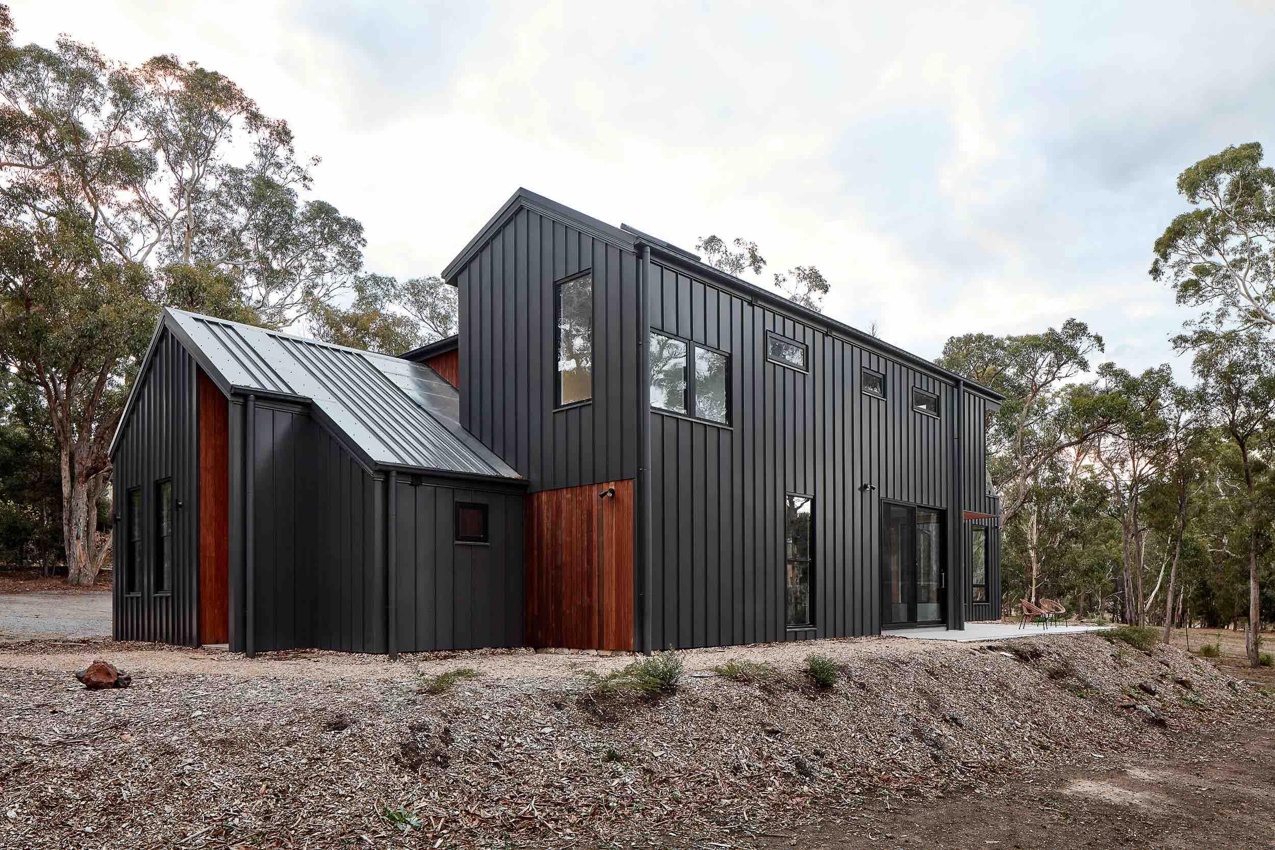 Double Happiness' by Glow Design Group. COLORBOND® steel Monument® Matt in the profiles LYSAGHT KLIP-LOK® (roofing) and LONGLINE 305® (cladding). Photo by: Jack Lovell. Designed by: Glow Design Group