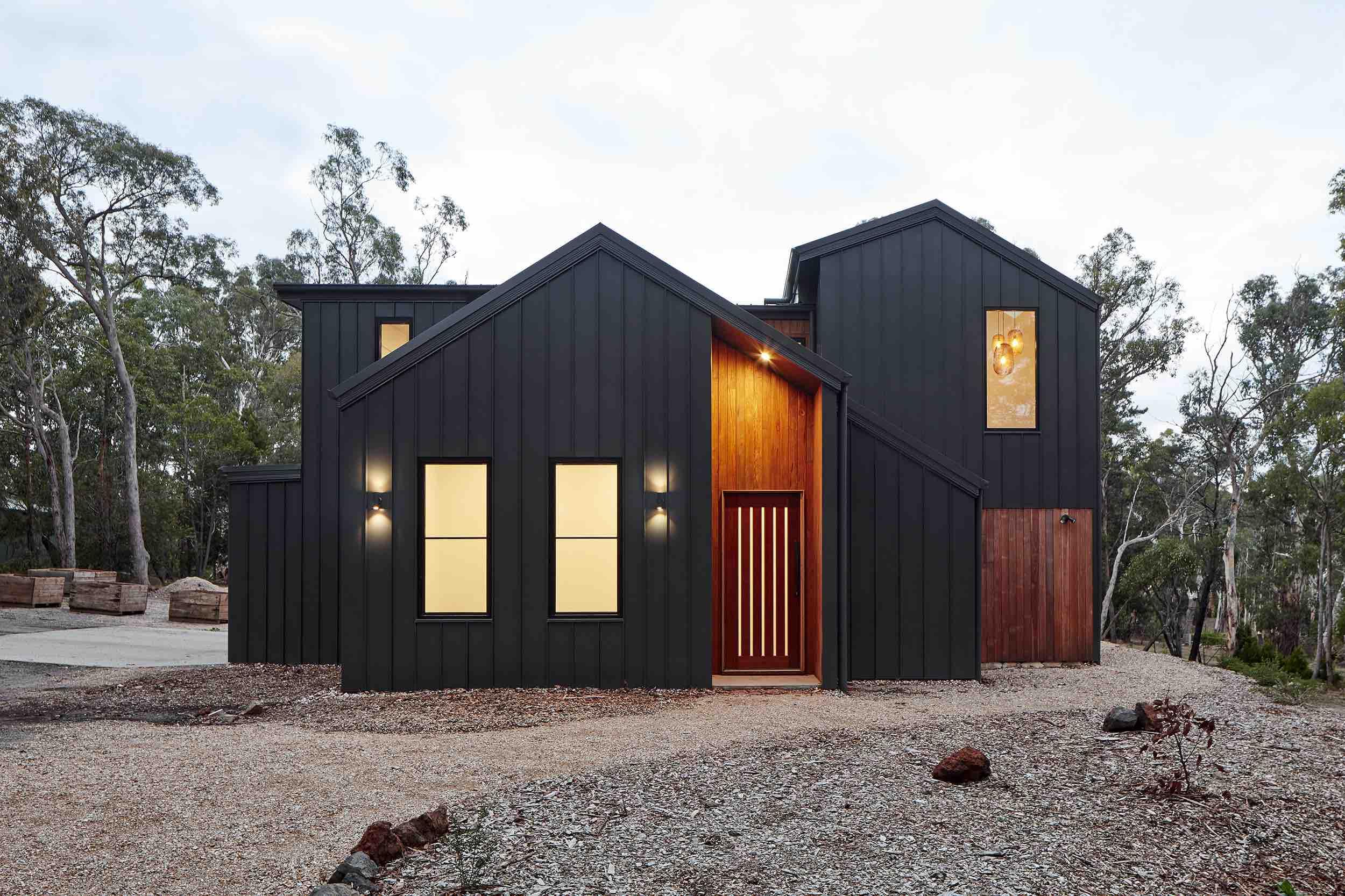 COLORBOND® steel Monument® Matt in the profiles LYSAGHT KLIP-LOK® (roofing) and LONGLINE 305® (cladding).