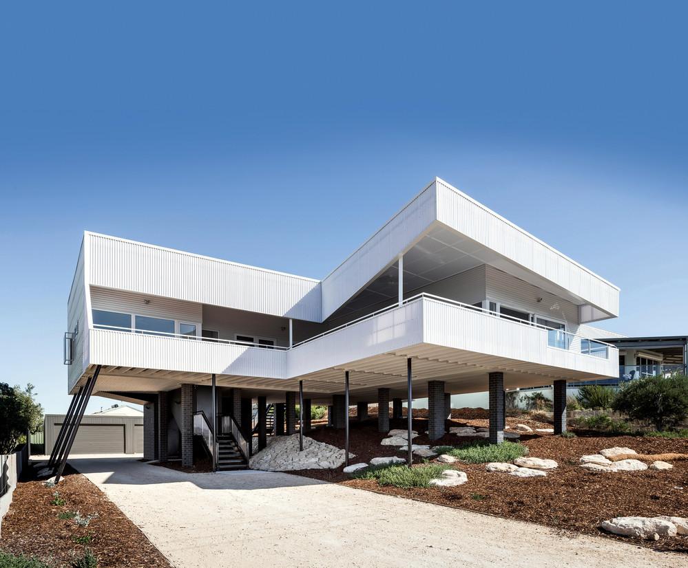 COLORBOND® Ultra steel Surfmist® and Monument® in LYSAGHT CUSTOM ORB® profile.