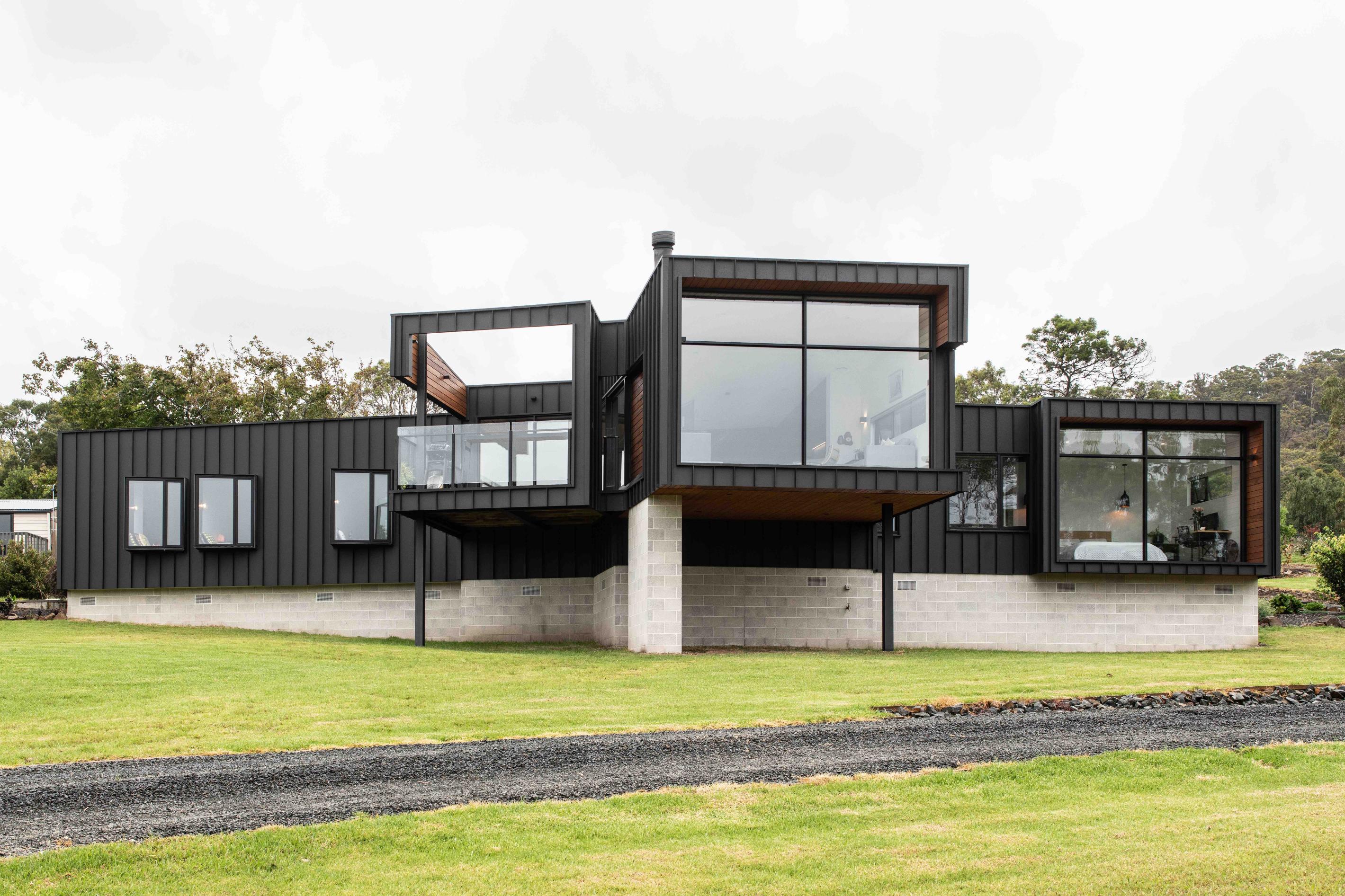 Jetty House' by Edwards + Simpson Architects. Cladding made from COLORBOND® steel in the colour Monument® Matt 