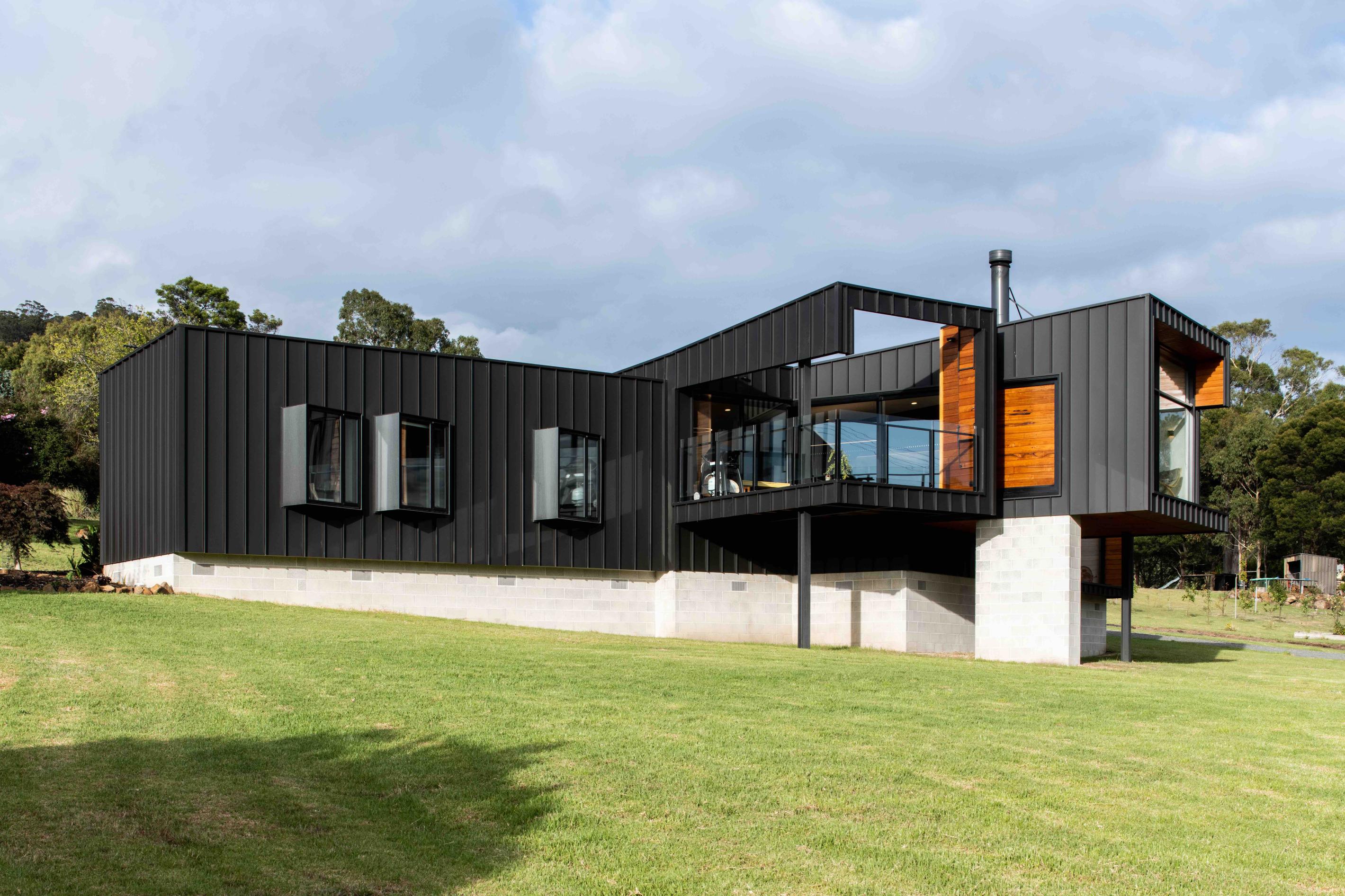 Jetty House' by Edwards + Simpson Architects. Cladding made from COLORBOND® steel in the colour Monument® Matt 