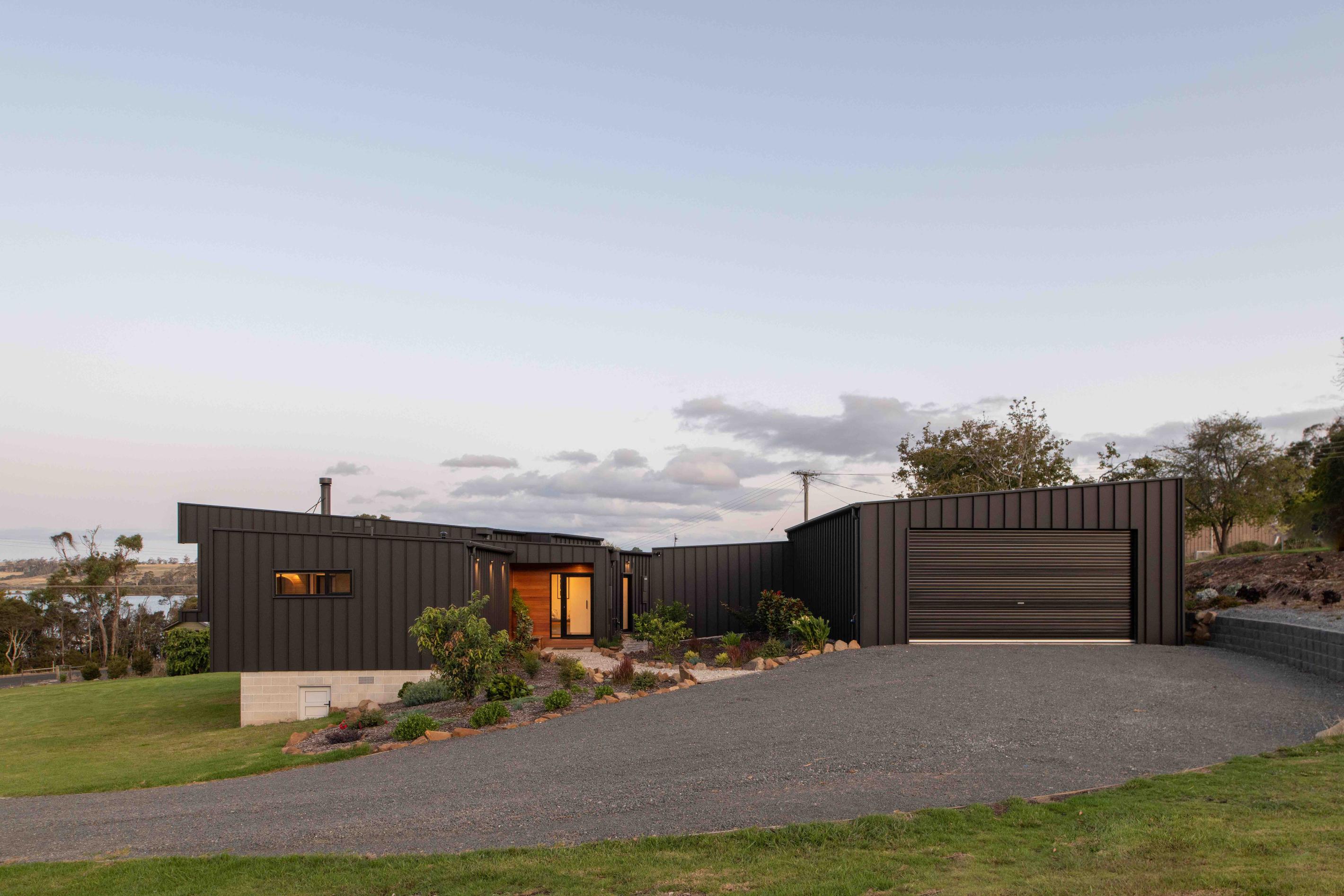 Jetty House' by Edwards + Simpson Architects. Cladding made from COLORBOND® steel in the colour Monument® Matt 