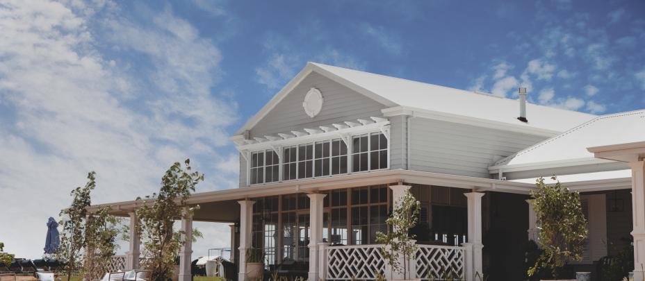 'Hamptons Farmhouse' by Indah Island Interior Designers. COLORBOND® steel